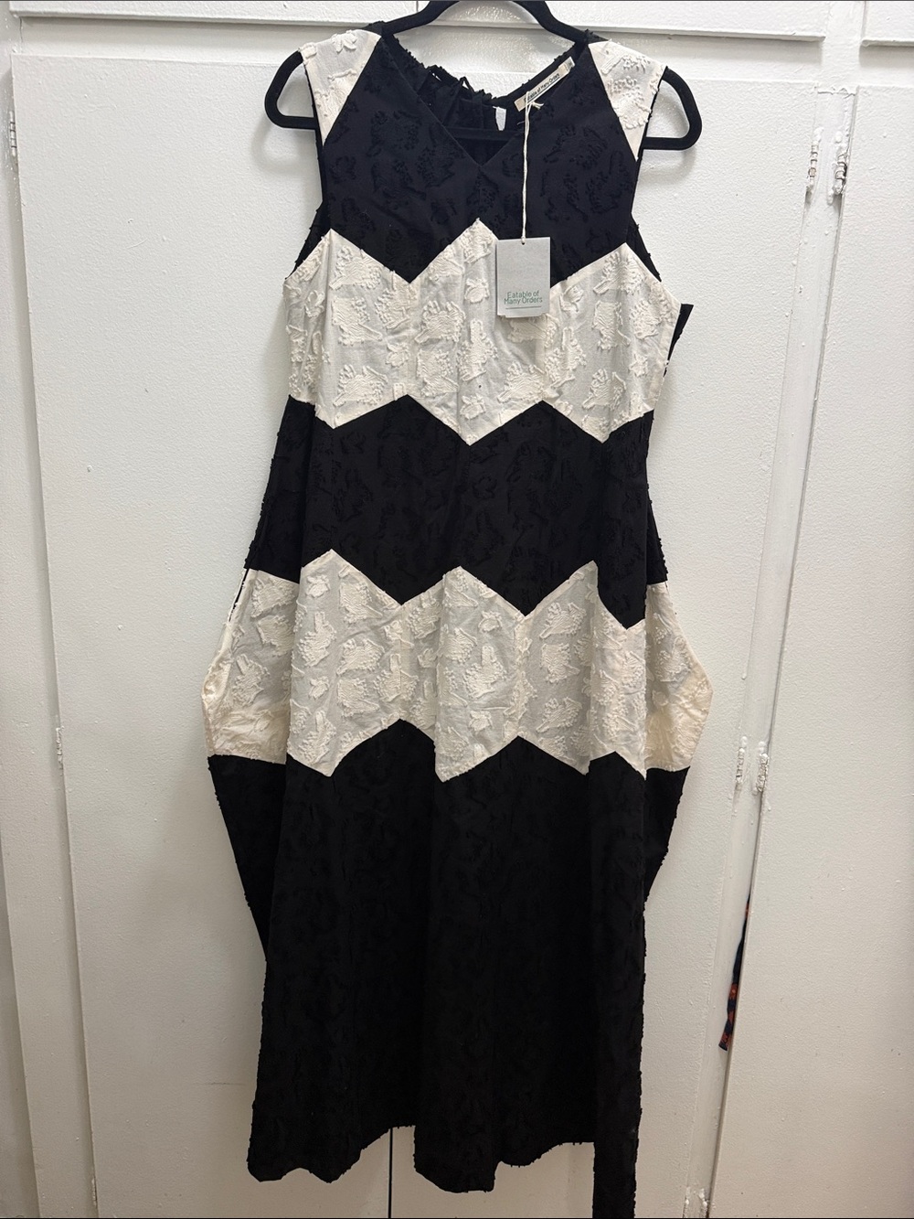 NWT Eatable of Many Orders Sleeveless Black and Cream Chevron Midi Dress M